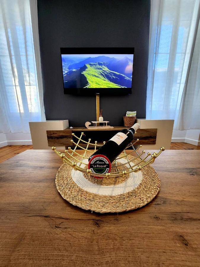 Appartement entier, Two-Bedroom Apartment in Vic-sur-Cère, Région d'Aurillac