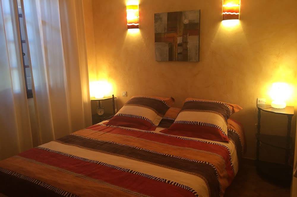 Appartement entier, Appartement ensoleillé avec terrasse, vue sur campagne et piscine privée in Saint-Pargoire, Côte méditerranéenne (France)