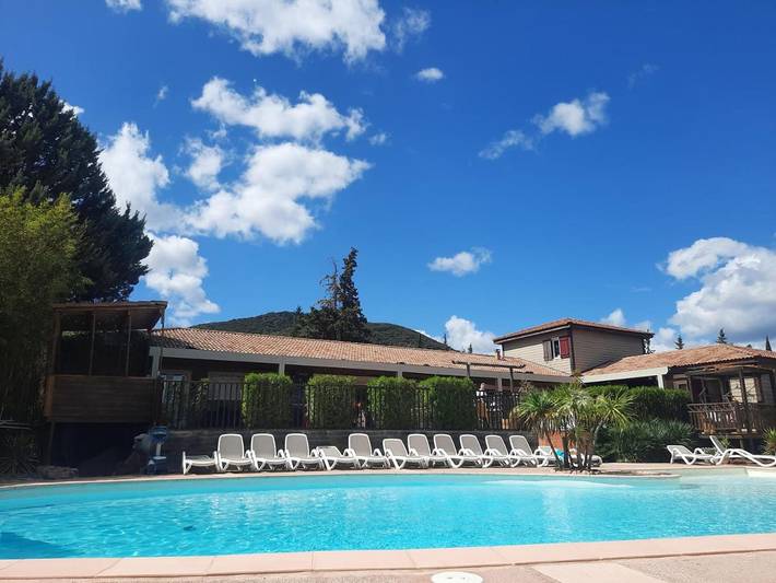 Location de vacances pour 4 personnes, avec vue ainsi que piscine et jardin, adapté aux familles à Bosc - 2