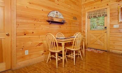 Log Cabin for 4 Guests in Pigeon Forge, Sevier County, Picture 4