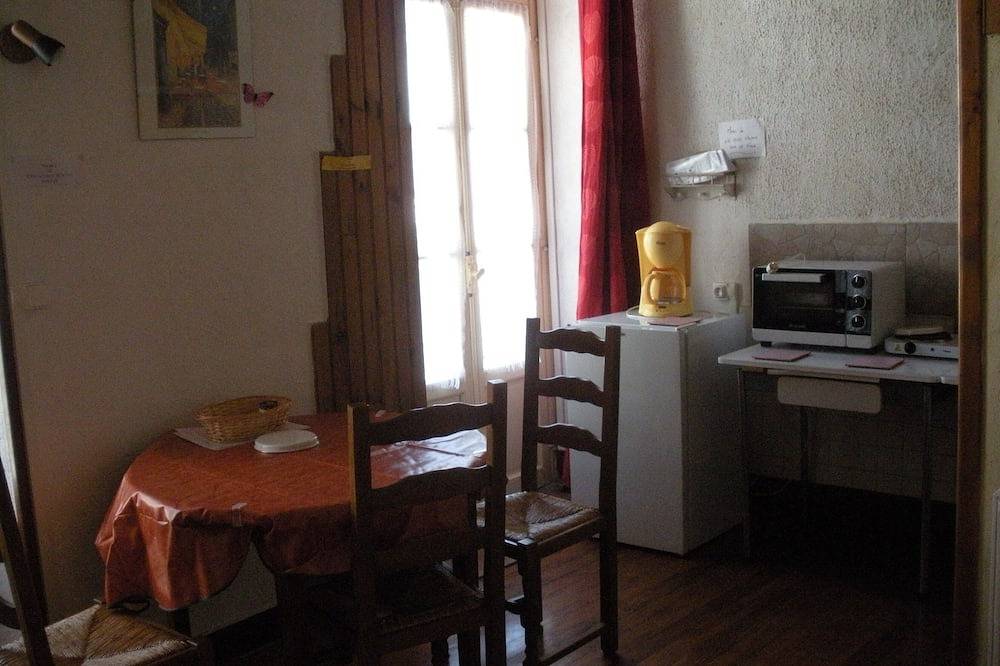 Appartement entier, Studio 1er étage retro avec balcon ds maison d'époque 19e, à côté des thermes in Bagnères-de-Bigorre, Hautes-Pyrénées