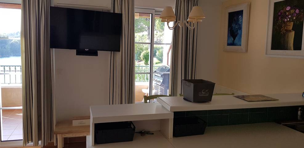 Location de vacances pour 7 personnes, avec balcon ainsi que piscine et vue sur le lac dans Le Dramont