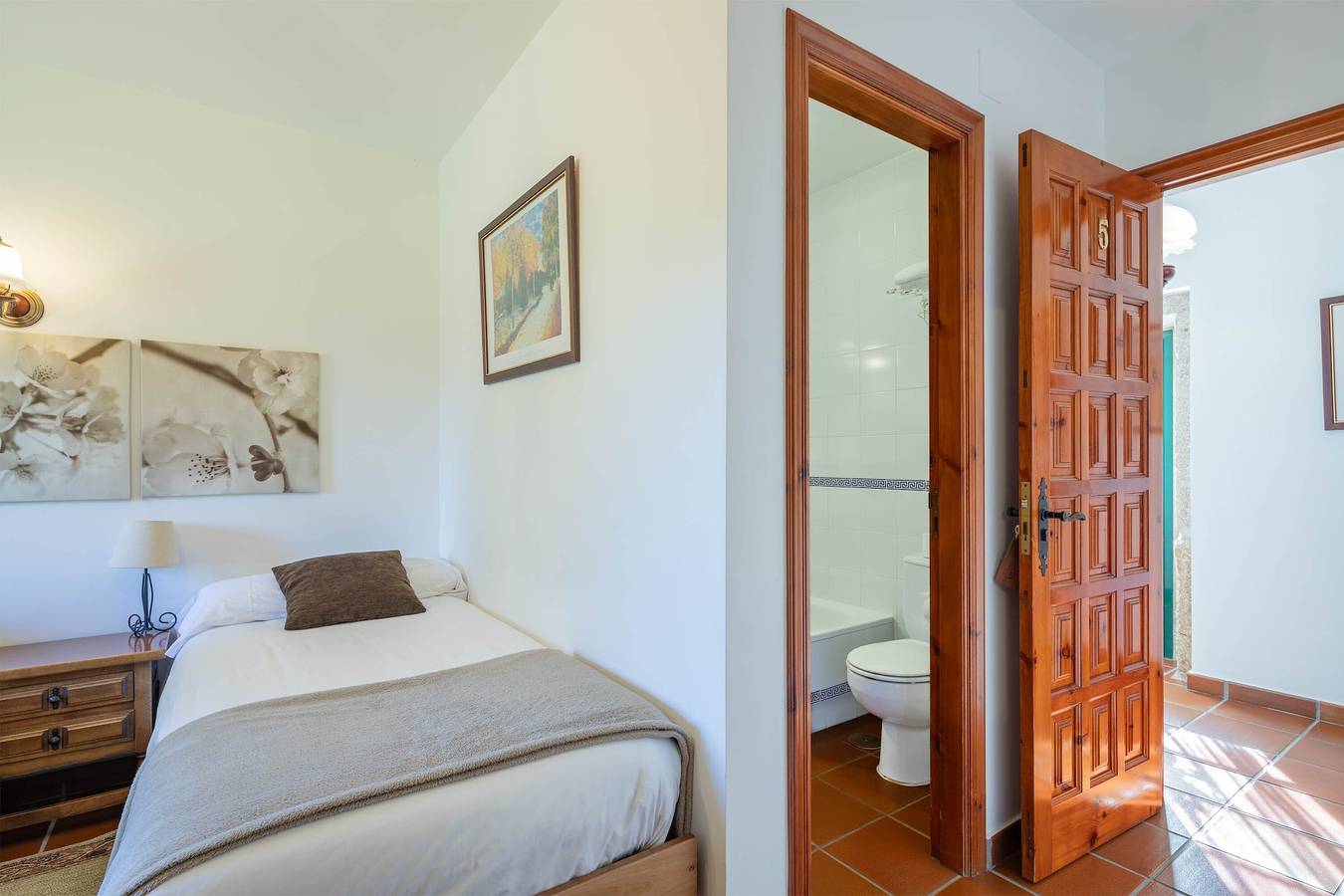Bed and Breakfast 'Habitación Doble 2' with Mountain View, Shared Pool and Wi-Fi in Tui, Pontevedra Province