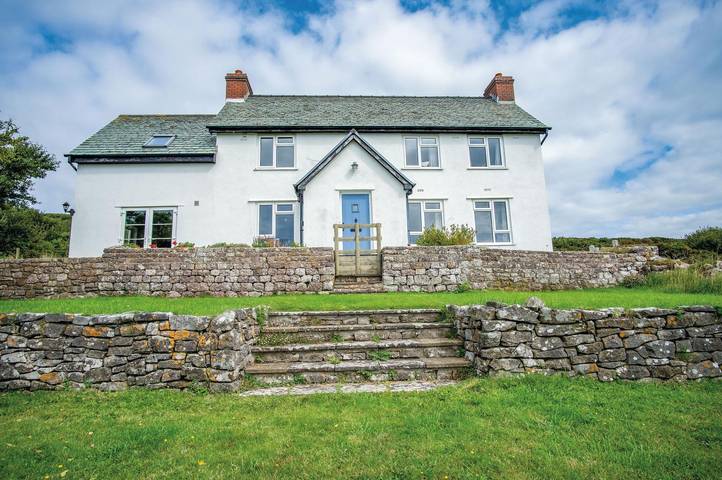 Holiday home for 6 people, with garden and ocean view, with pets in Wales