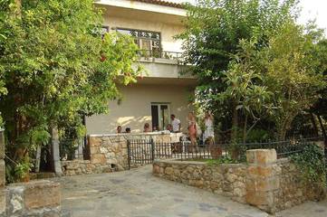 Location de vacances pour 11 personnes, avec jardin et balcon dans Stoupa