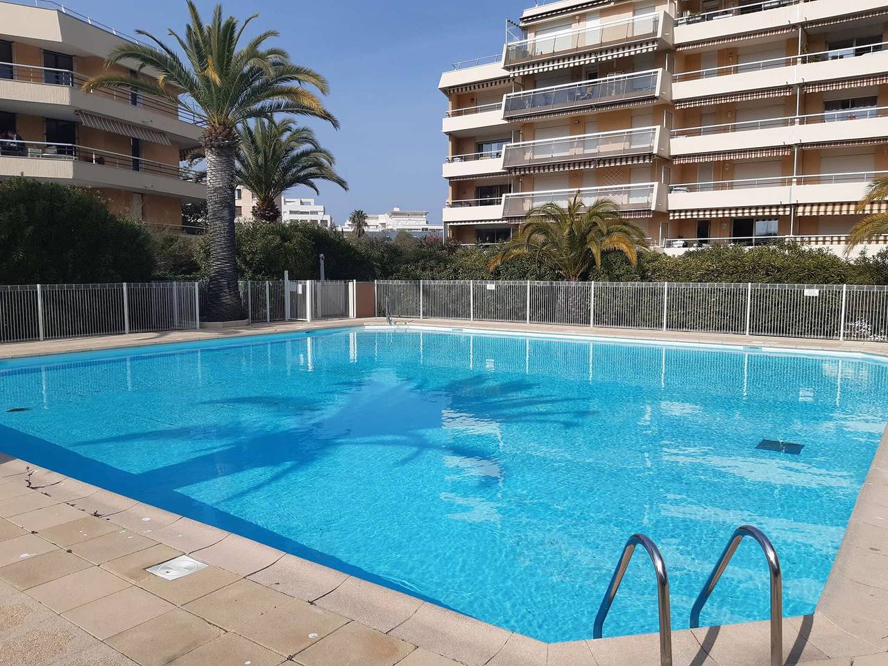 Appartement entier, Appartement 2 pièces à Fréjus avec piscine, parking et à 300m des commerces in Fréjus Plage, Fréjus