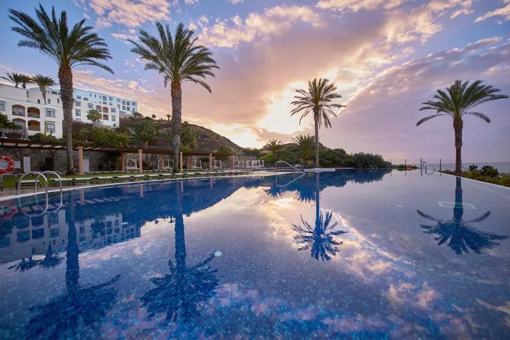 Hotel para 10 personas, con sauna y terraza además de jacuzzi y jardín - 1