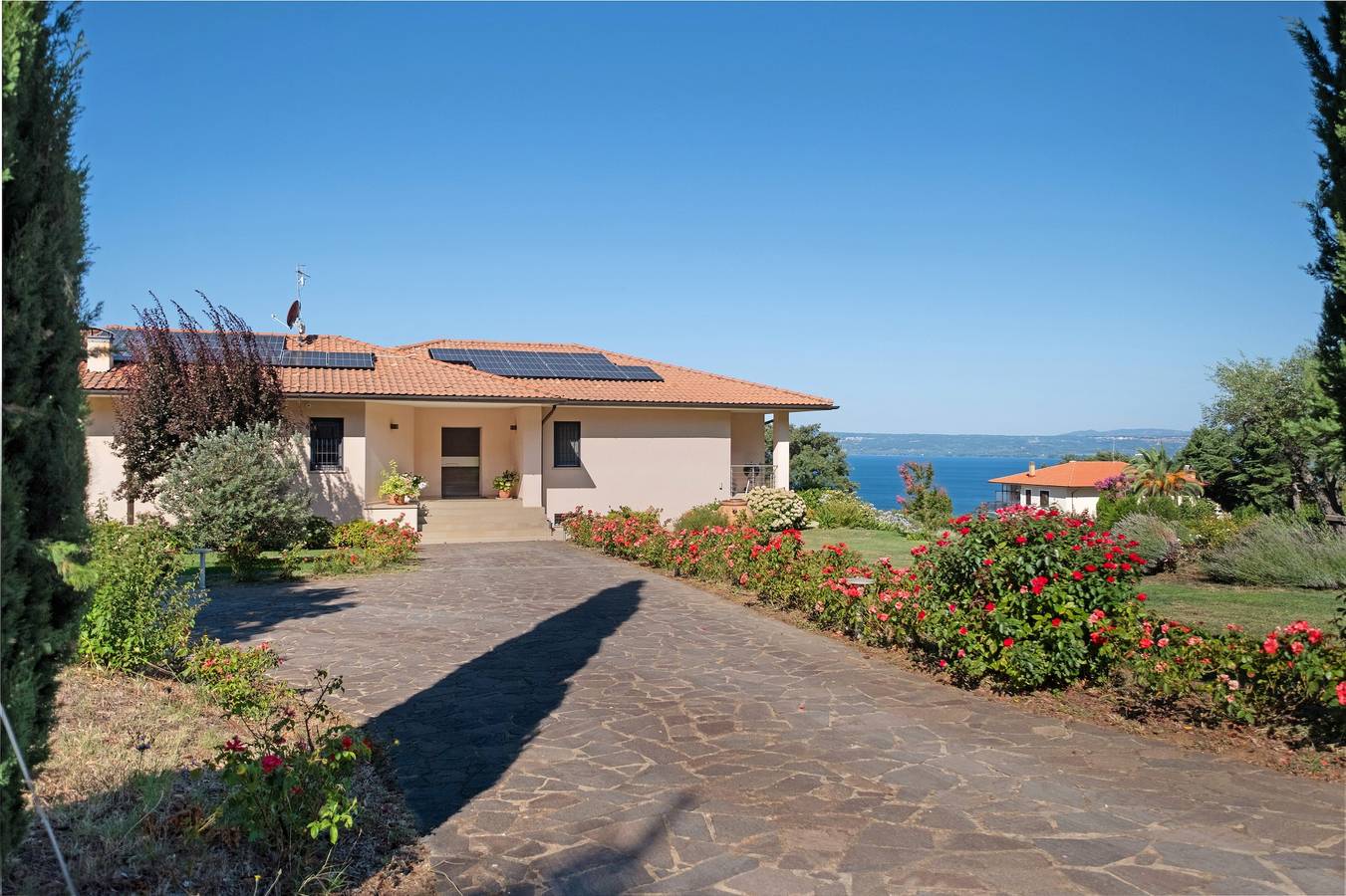 Geheel appartement, Villa 'Luxury Apartment Lake View' met uitzicht op het meer, privéterras en Wi-Fi in Bolsena, Meer van Bolsena