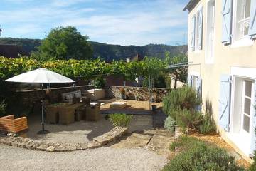 Gîte pour 5 personnes, avec terrasse et jardin à Lacave