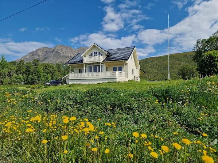 Ferienhaus für 8 Personen, mit Balkon und Whirlpool sowie Terrasse und Garten in Lyngen