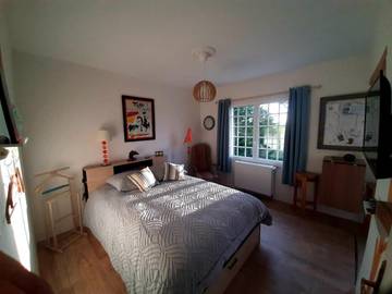 Chambre d’hôte pour 2 personnes, avec terrasse et jardin ainsi que vue et piscine à Vienne (France)