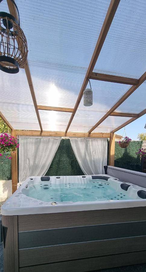 Location de vacances pour 6 personnes, avec piscine ainsi que jardin et jacuzzi à Aumes