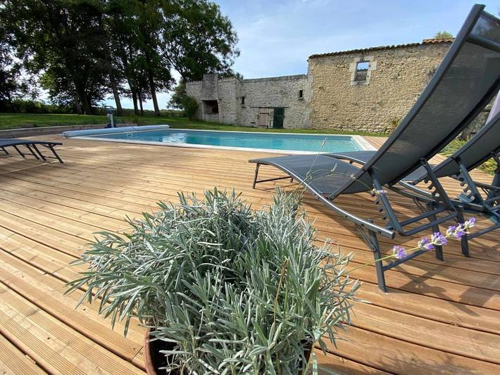 Location de vacances pour 4 personnes, avec jardin et piscine ainsi que terrasse et vue à Tonnay-Charente - 4