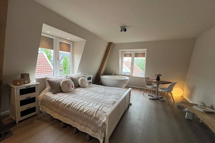 Ganze Wohnung, Wellness-Loft: sauna, jacuzzi&  cinema. Centrally located near the station in Bodegraven, Groene Hart