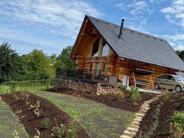 Medveď, Vlk, Líška Zrubová rozprávka nad rybníkom in Trentschiner Landschaftsverband