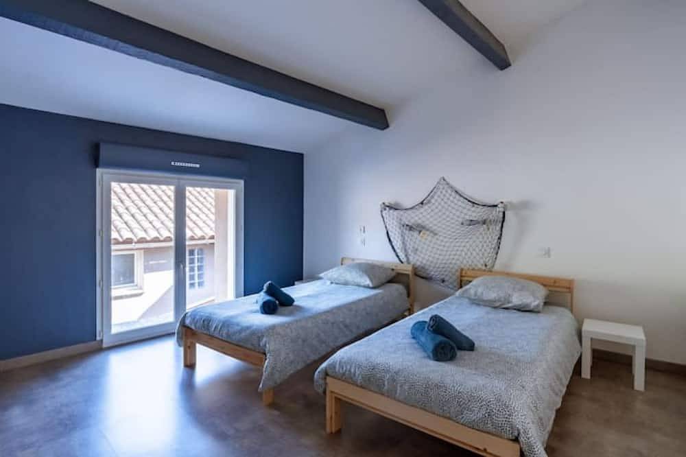 Lou Roucas : Pleasant village house with view in Fontaine-de-Vaucluse, Vaucluse