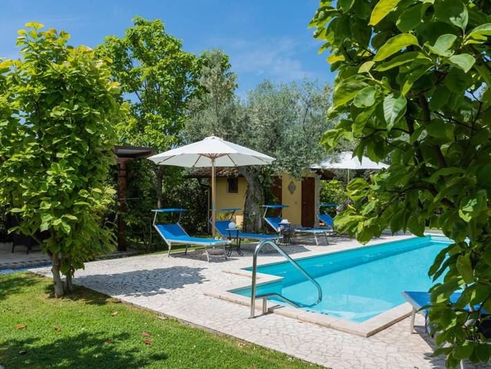 Location de vacances pour 6 personnes, avec jardin ainsi que piscine et terrasse à Fara in Sabina