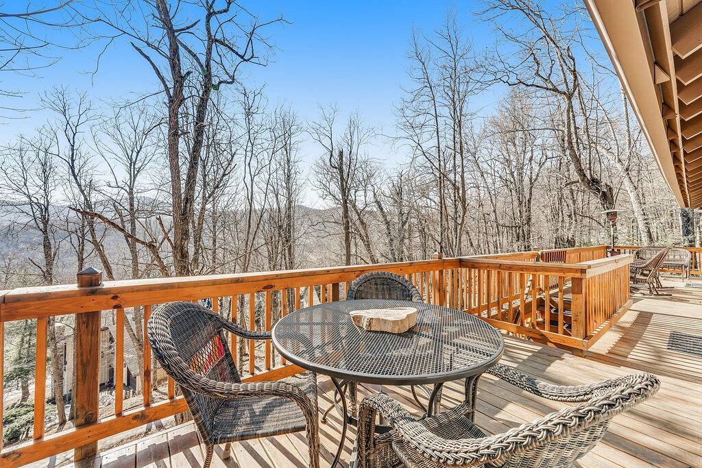 Snowbird-Friendly Cabin with Wifi, Gas Fireplace, Private W/D, and Gas Grill in Blue Ridge Parkway, Seven Devils