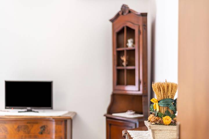 Entire apartment, Holiday Apartment "Luminoso" with Shared Garden and Wi-Fi in Bardolino, Garda Mountains