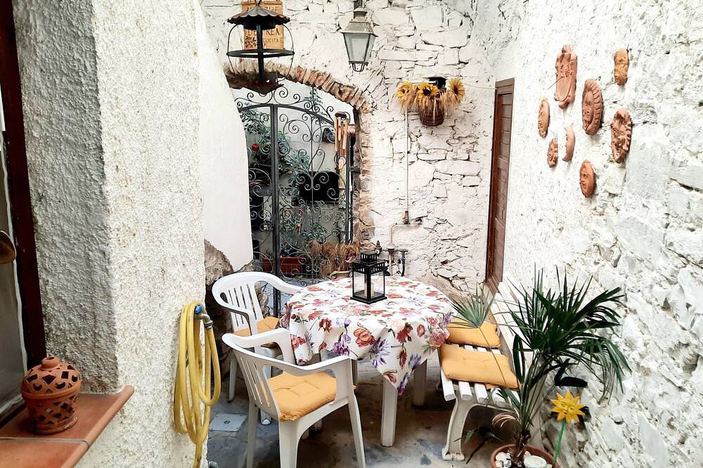 Appartamento intero, ''Sapore Di Liguria''  in Borgo Antico vicino al mare in Terzorio, Riviera di Ponente
