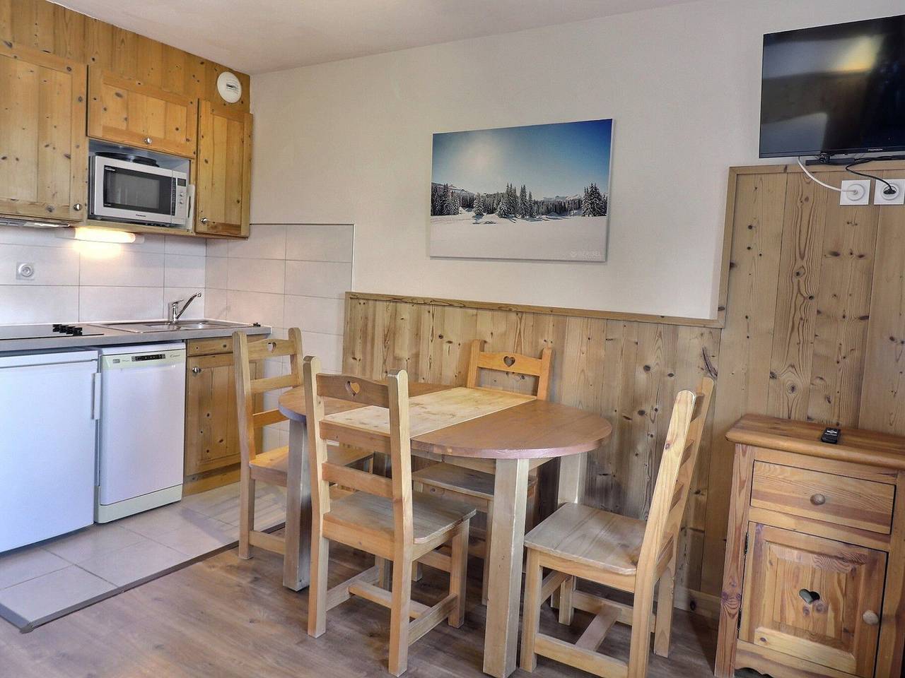 Ganze Wohnung, Courchevel La Tania - Gemütliche Ferienwohnung für 4 Personen, Ski-in/Ski-out, Balkon in La Tania, La Perrière