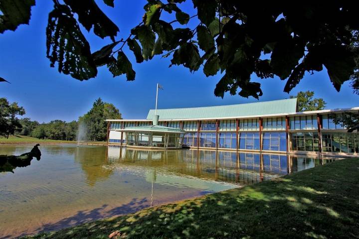 Hôtel pour 2 personnes, avec piscine ainsi que vue sur le lac et jardin, animaux acceptés