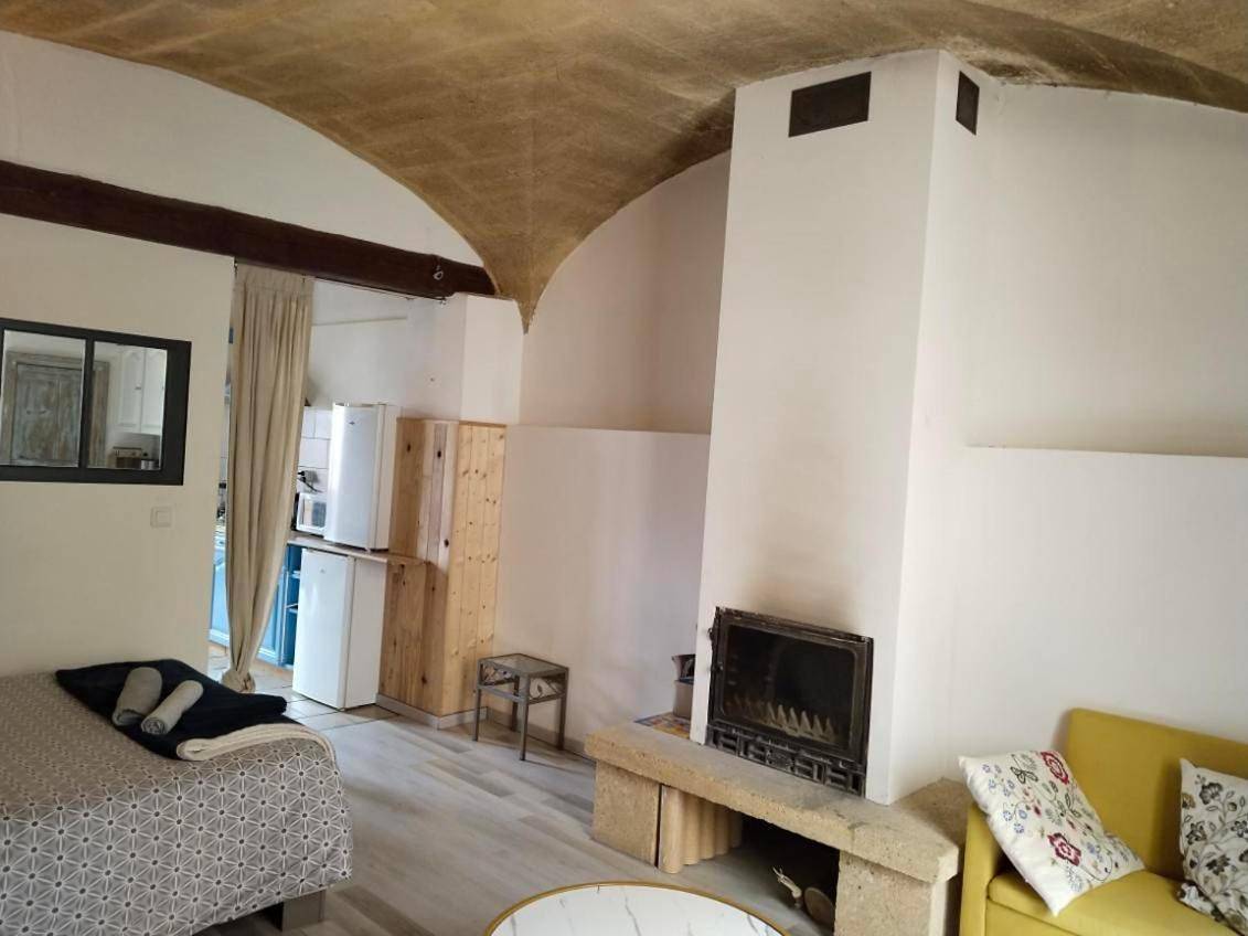 Appartement entier, One-Bedroom Apartment in Remoulins, Région de Nîmes