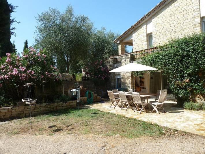 Villa pour 4 personnes, avec terrasse ainsi que jardin et piscine