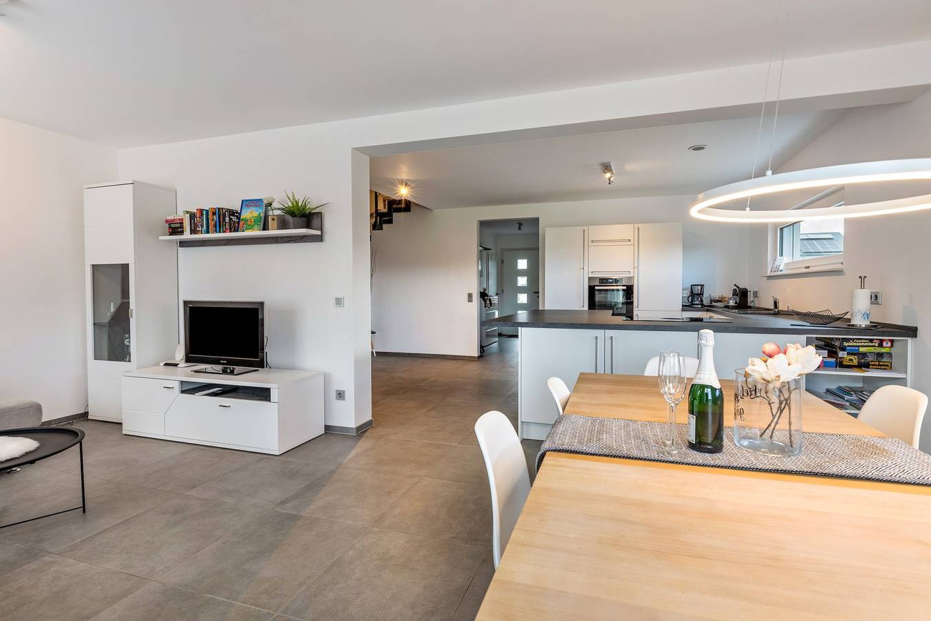Ganze Wohnung, Moderne Ferienwohnung "Schmuckstück" mit Blick auf die Berge in Hilzingen, Hegau