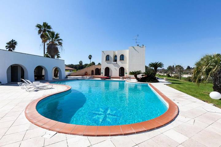 Villa per 16 persone, con giardino e piscina nonché idromassaggio e sauna, con animali domestici a Galatina