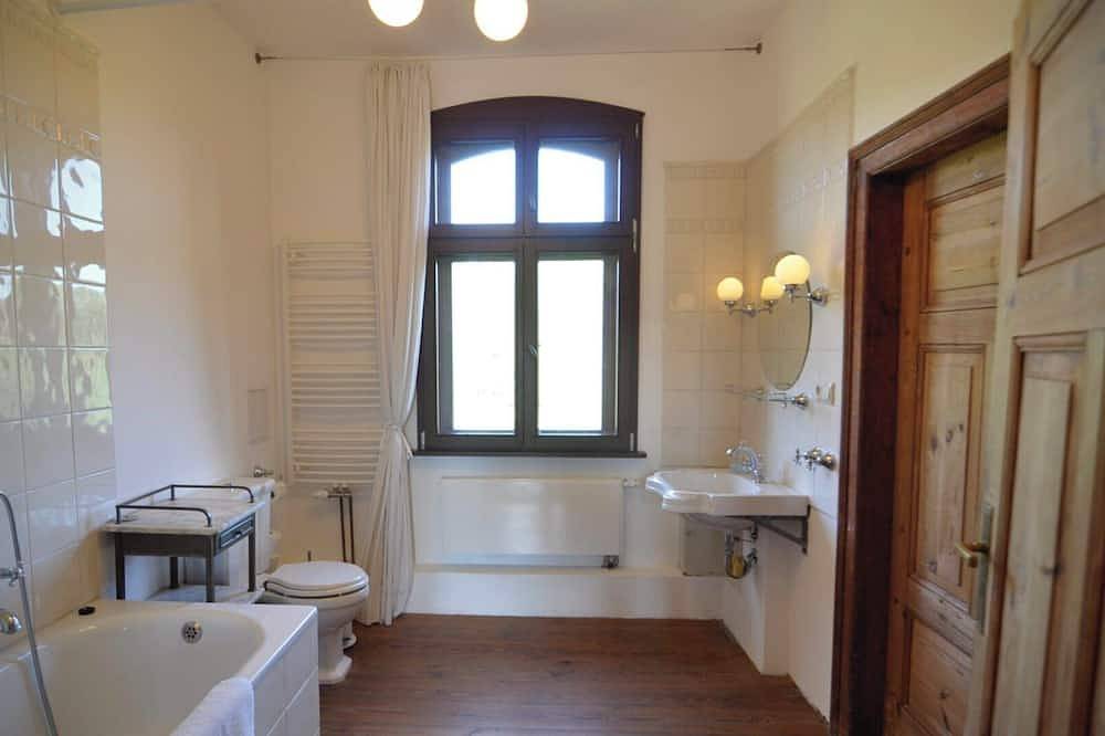 Ganze Wohnung, Ferienwohnung im Alten Landbahnhof 2. Og in Schwarz, Mecklenburgische Seenplatte