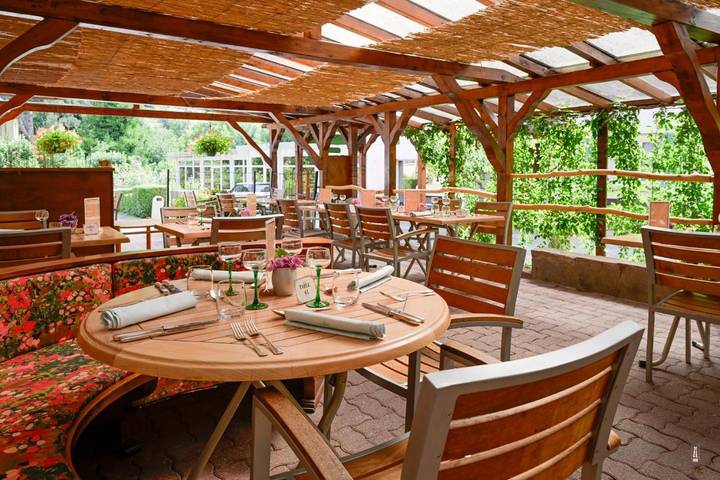 Hôtel pour 2 personnes, avec terrasse ainsi que piscine et jardin, animaux acceptés