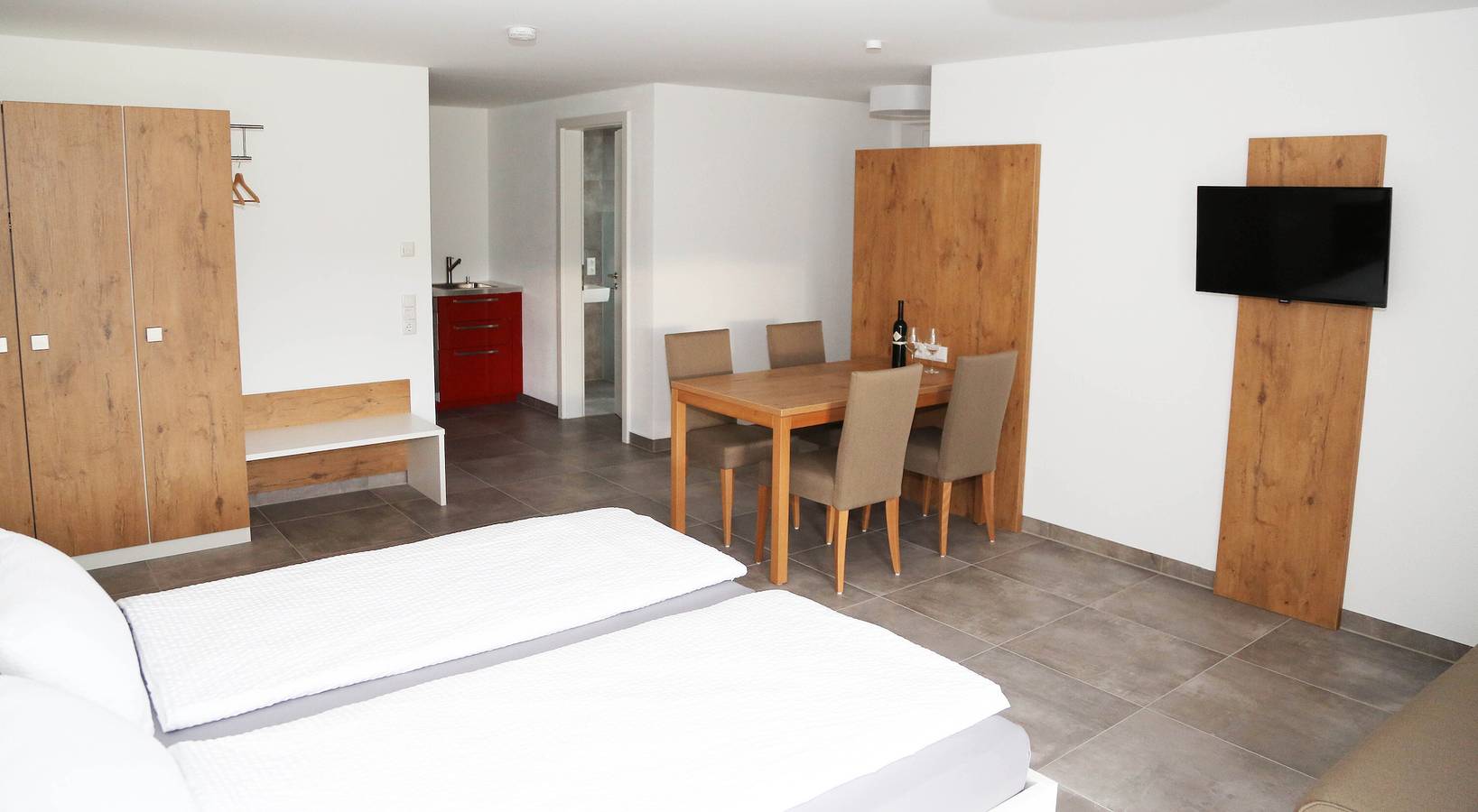 Ganze Wohnung, Ferienwohnung 'Nr 1' mit Bergblick, Gemeinschaftsterrasse und Wi-Fi in Vaihingen an der Enz, Kraichgau