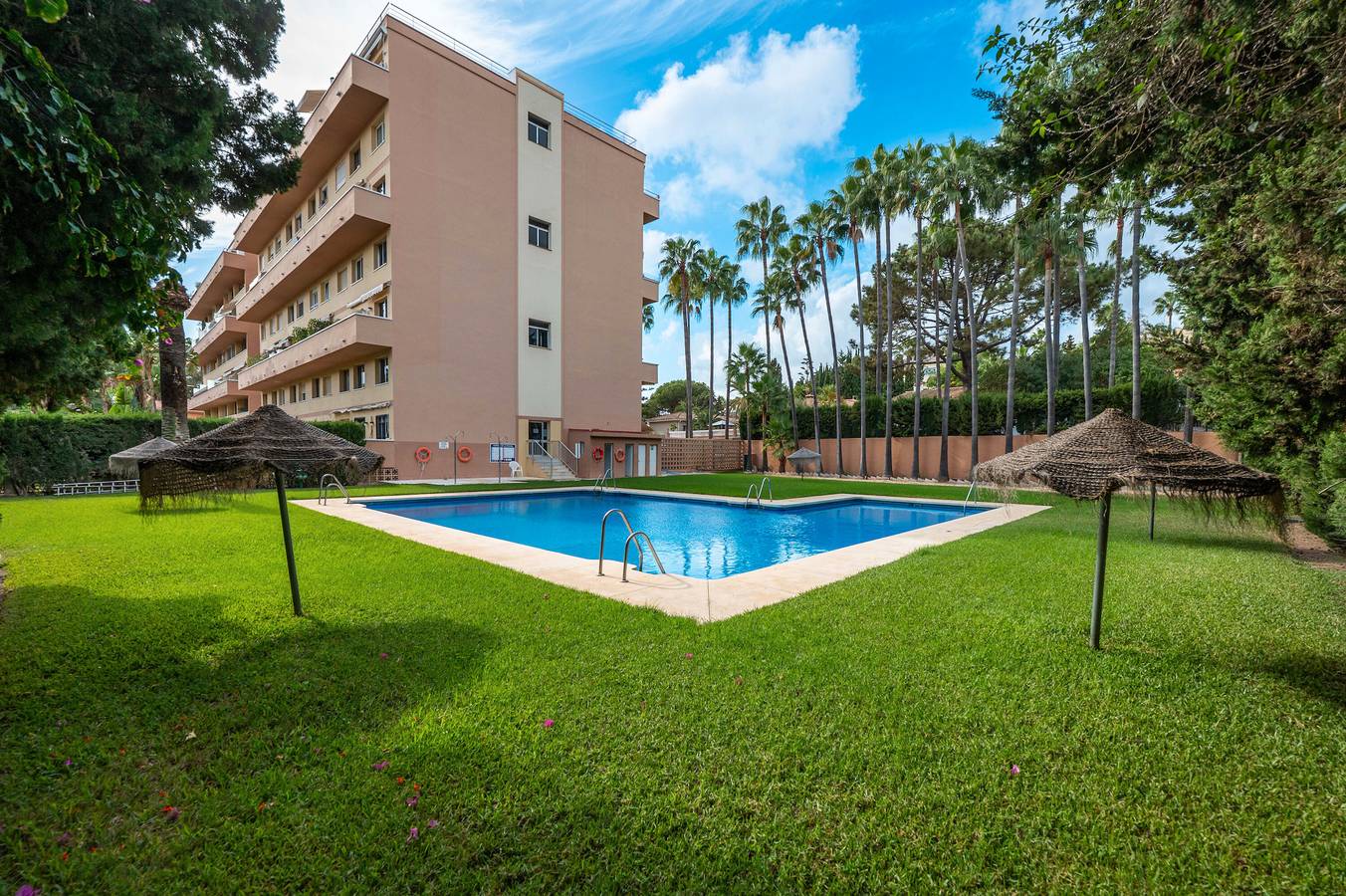 Geheel appartement, Appartement 'Ocean View Dunas De Artola' met Zeezicht, Wi-Fi en Airconditioning in Carib Playa, Marbella