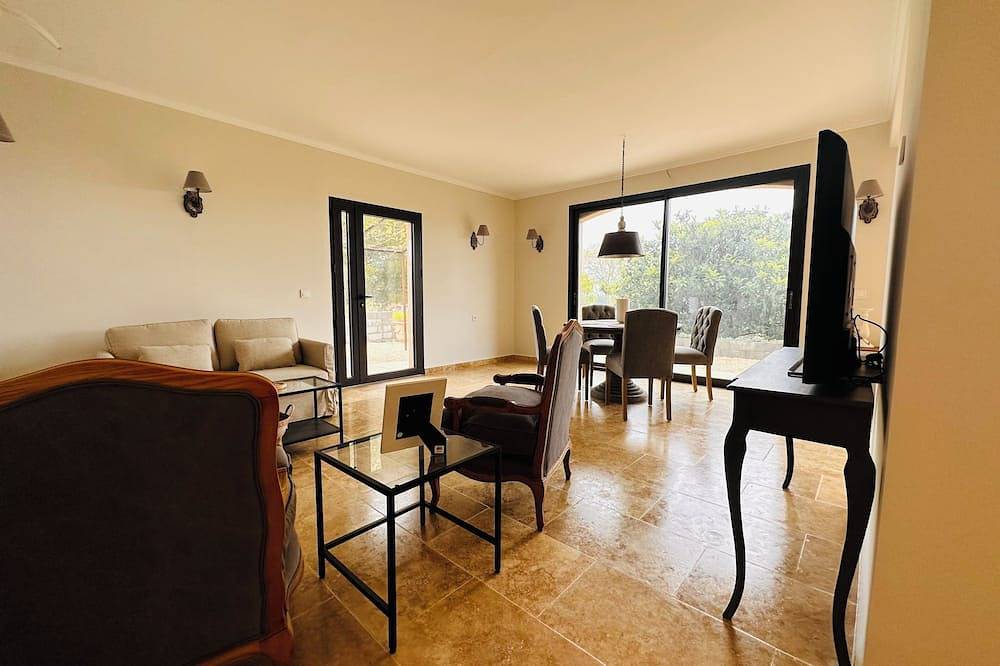Entire apartment, 2 Bedroom, 2 Bathroom Apartment with Terrace near Lourmarin - Apartment 7 in Vaugines, Parc naturel régional du Luberon