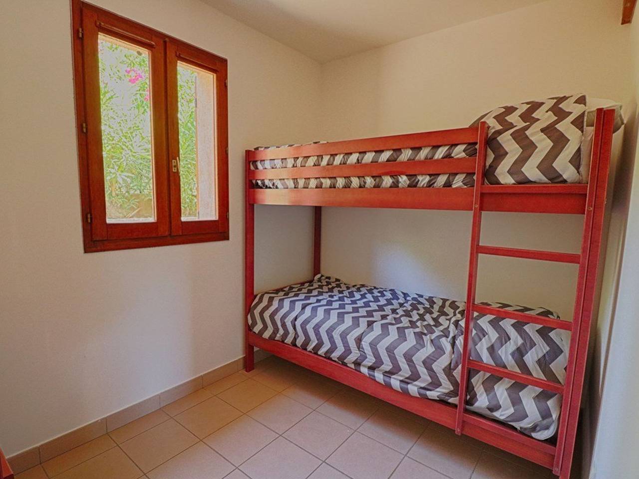 Ganze Wohnung, 3-Zimmer-Wohnung mit Garten, nahe Strand und Geschäften, 6 Schlafplätze, Wlan, Bettwäsche inkl. in Tiuccia, Calcatoggio