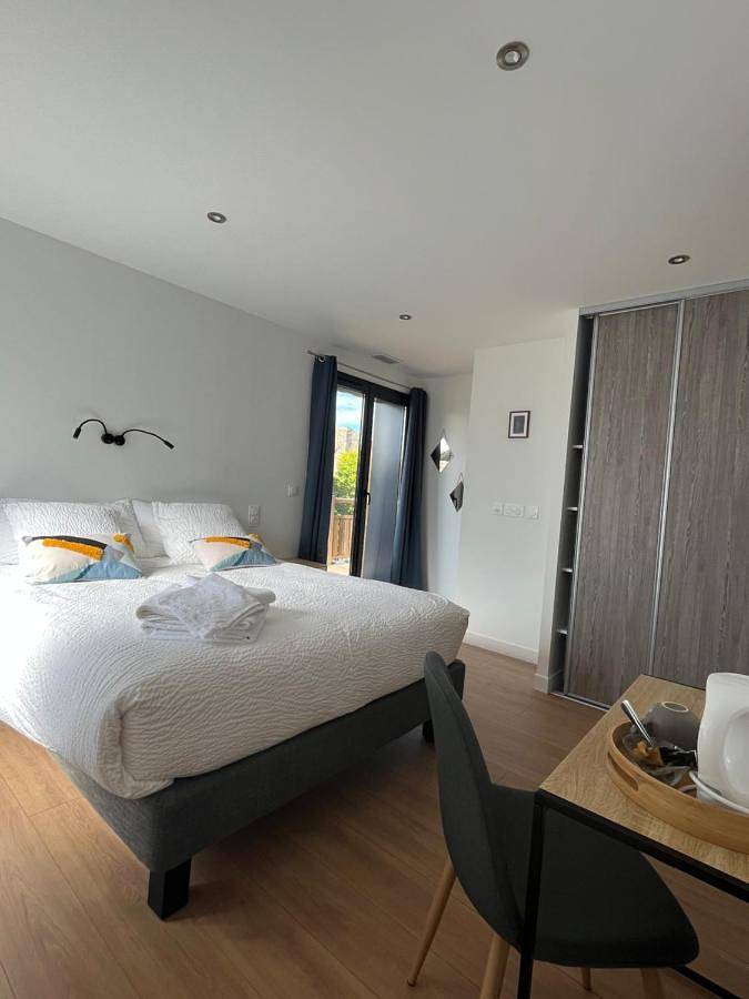 Chambre d’hôte pour 2 personnes, avec jardin ainsi que piscine et balcon, adapté aux familles à La Chapelle-Aubareil - 4