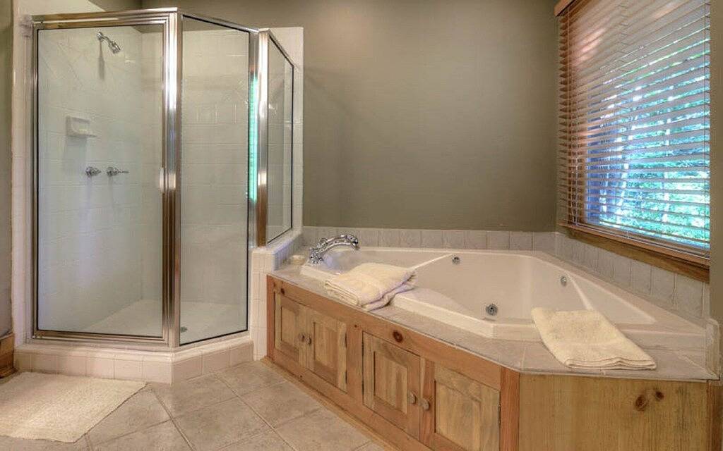 Bewaldete Abgeschiedenheit, schneller Zugang zu hochgepriesenem Wandern und der Club. in Lake Toxaway