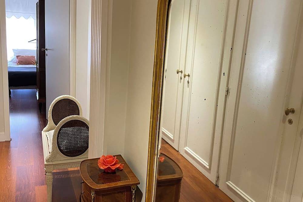 Apartamento entero, 18th-century apartment on the banks of the Garonne 10 minutes from downtown Chartrons parking in Burdeos, Región de Burdeos
