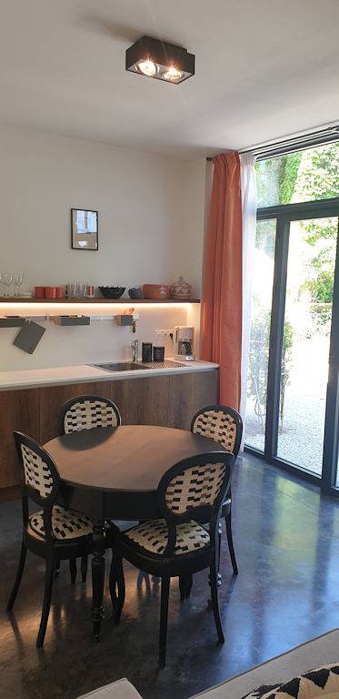 Gîte pour 4 personnes, avec piscine ainsi que terrasse et jardin, animaux acceptés à La Bâtie-Rolland - 4