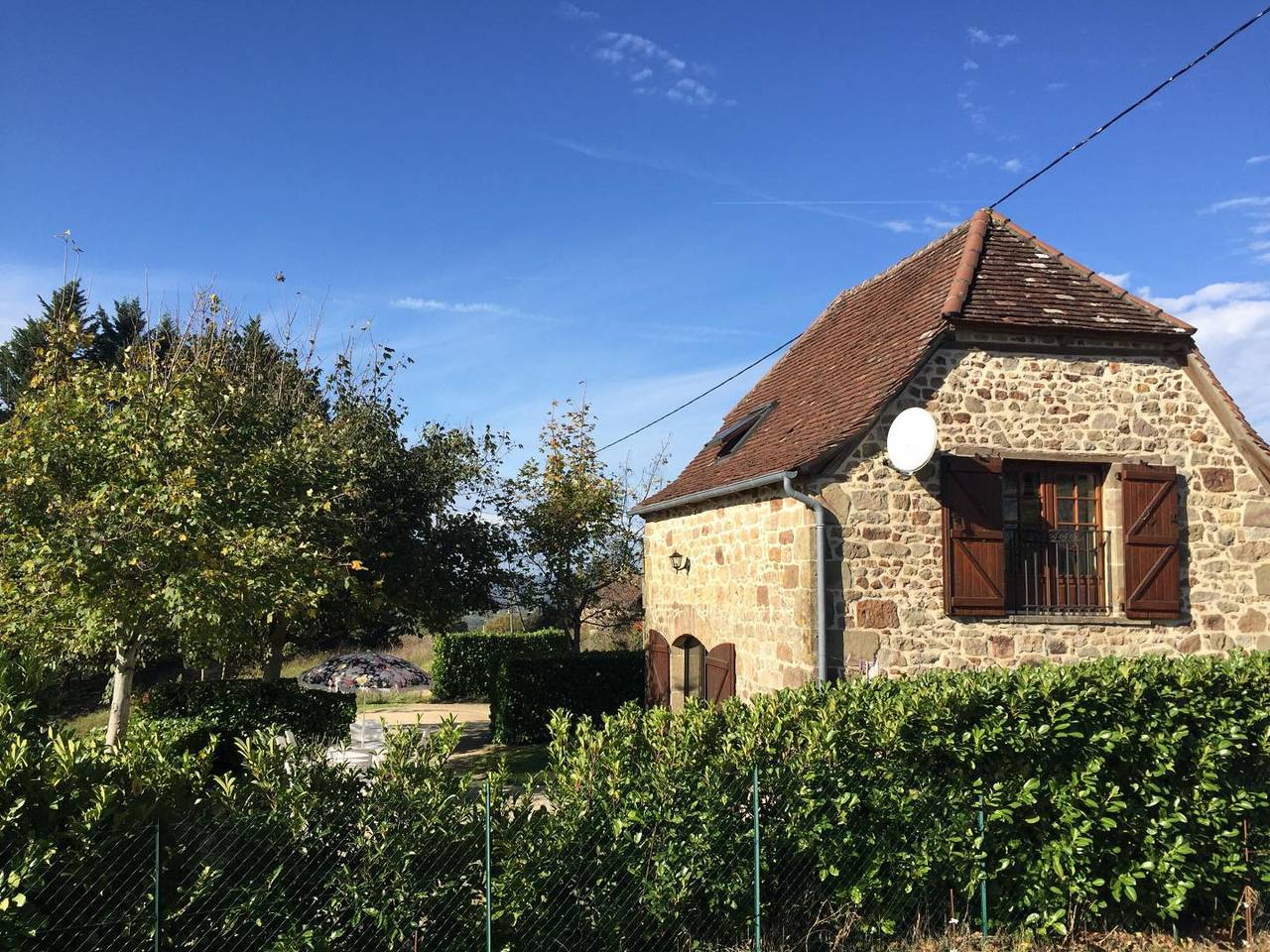 Ferienhaus mit Parkplatz und Garten: Nonards 2km in Puy-d'Arnac, Zentralmassiv