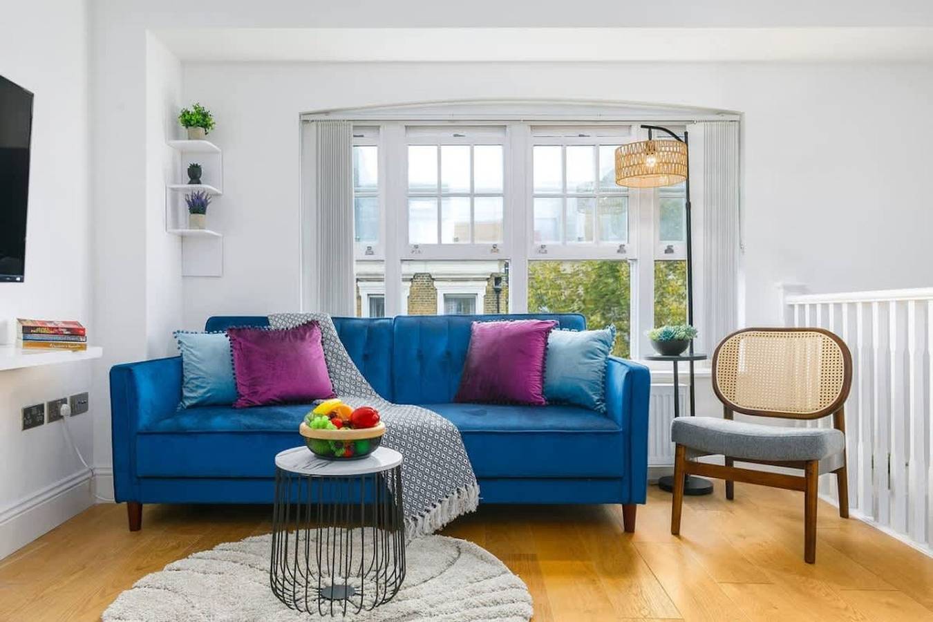 Entire apartment, Elegant Shoreditch Apartment with Private Balcony in Bethnal Green, London