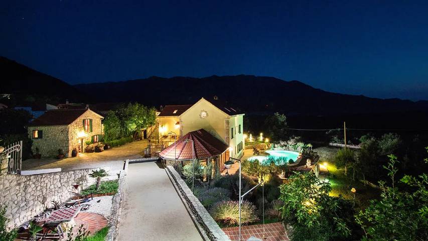 Ferienhaus für 12 Personen, mit Terrasse und Whirlpool sowie Sauna und Pool - 1