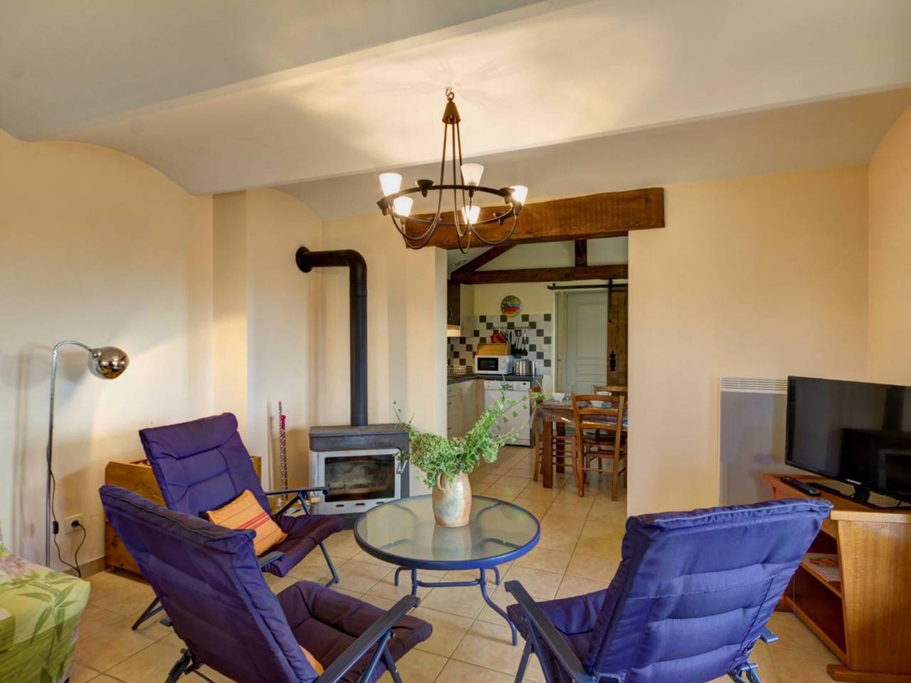 Gemütliches Ferienhaus mit Ofen, Terrasse und privatem Garten in Saint-Forgeux-Lespinasse in Saint-Forgeux-Lespinasse, Roanne und Umgebung