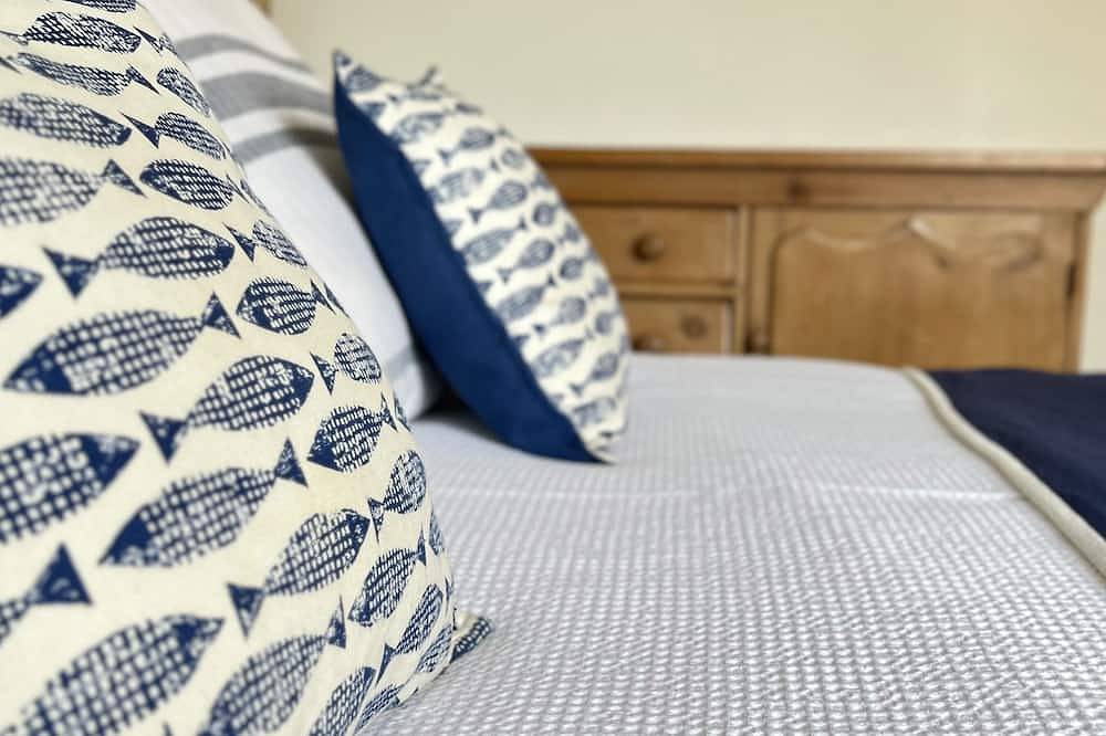 A cosy cottage by the sea with sea food and dog walks on the doorstep. in Mersea Island, Colchester