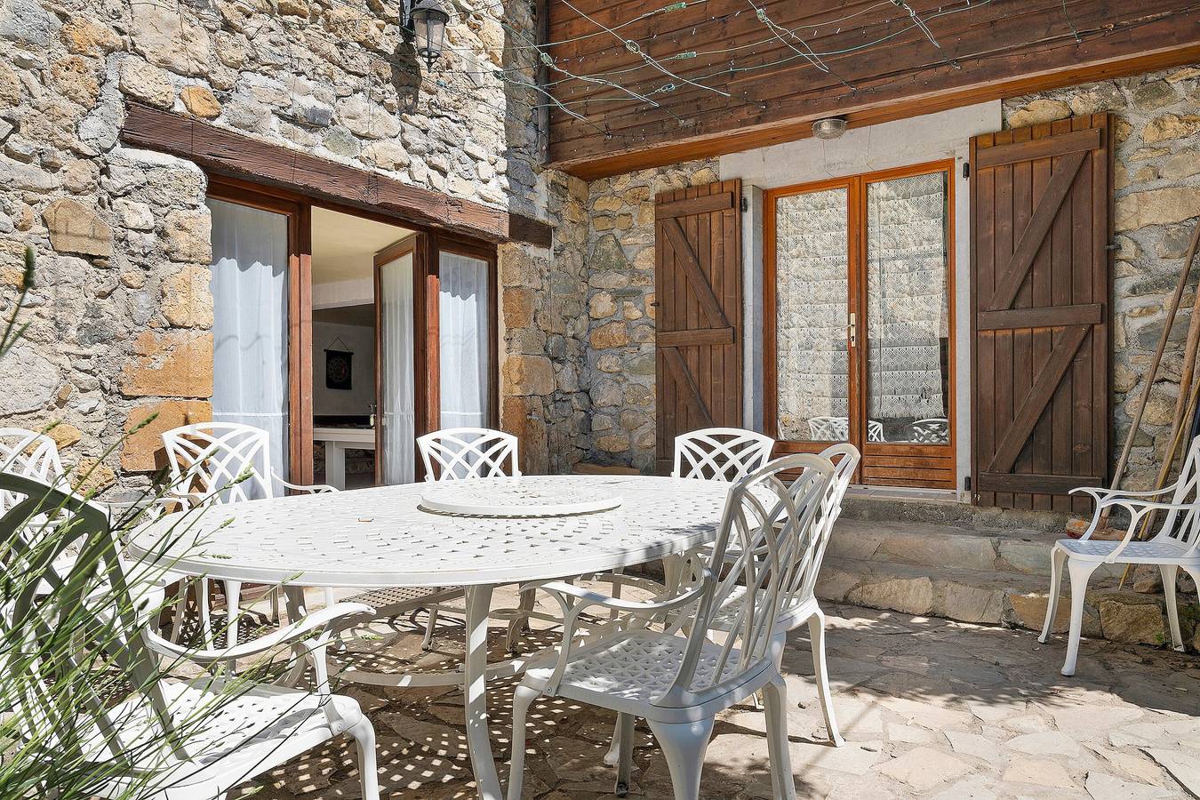 Maison de vacances « Les Trois Maisons - Gîte Jaune » avec vue montagne, piscine partagée et Wi-Fi in Osse-en-Aspe, Béarn