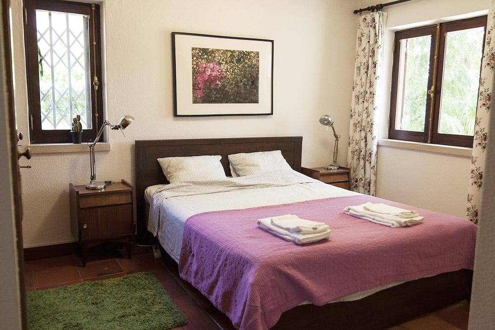 Architekt Villa mit privatem Pool, 3 Minuten vom Strand entfernt und 20 Minuten nach Lissabon in Aroeira, Corroios