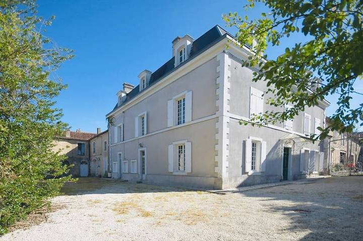 Gîte pour 13 personnes, avec jardin à Ruffec