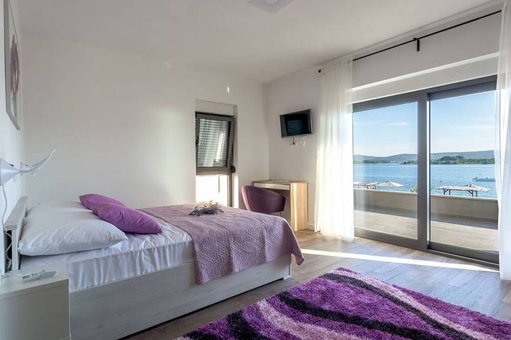 Villa pour 10 personnes, avec terrasse et piscine à Turanj - 2