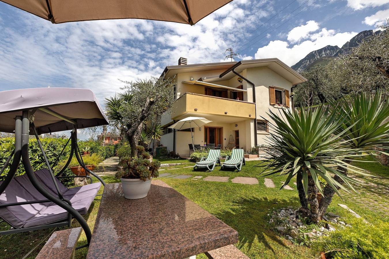 Ganze Wohnung, Ferienwohnung 'Edda - Sole' mit Seeblick, privater Terrasse und Wi-Fi in Brenzone, Gardasee-Berge